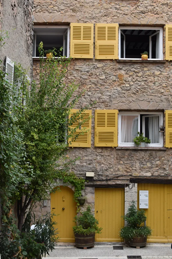 bild_3-_fassade_mit_gelben_fenstern_und_tueren_in_chateau_double_provence.jpeg