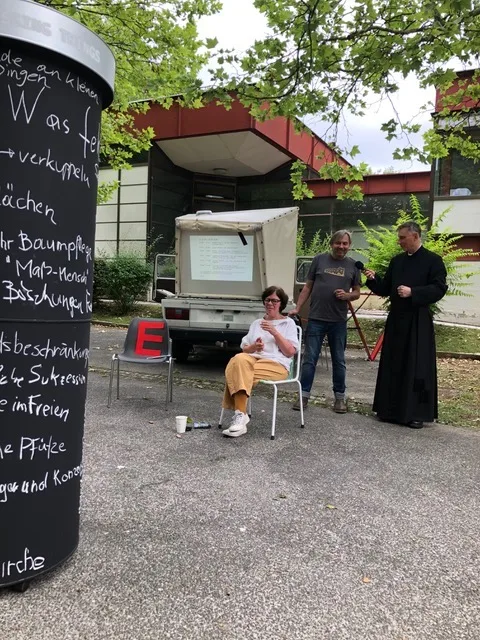 © Sigrid Verhovsek 7_transparadiso_und_pfarrer_paul_scheichenberger_.jpeg