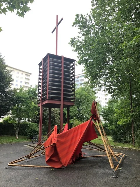 © Sigrid Verhovsek 8_bambookazaskulptur_mit_dem_glockenturm_der_kirche_st._paul_ferdinand_schuster.jpeg