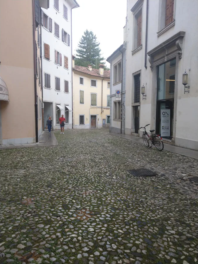 4_typische_gasse_mit_pflaster_und_beleuchtung.jpg