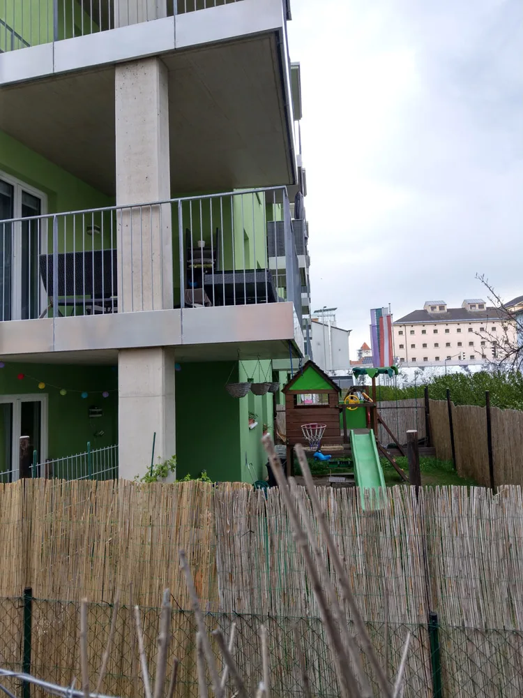 3_triesterstrasse_spielplatzersatz_im_privaten_vorgarten.jpg