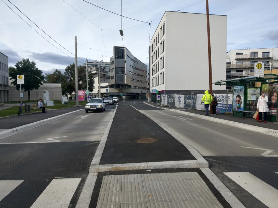 bild_1_umgestaltung_karlauerstrasse_blick_stadteinwaerts_mit_asphaltierter_verkehrsinsel.jpg