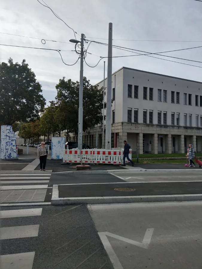 bild_4_bushaltestelle_nach_schutzweg_entspricht_nicht_der_verkehrsplanungsrichtlinie_der_stadt_graz_raetselhafter_doppelmast.jpg