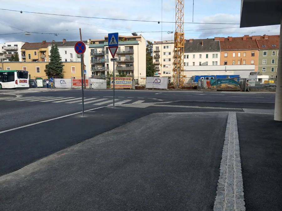 bild_5_asphaltwueste_im_kreuzungsbereich_mit_koestenbaumgasse_hier_waere_platz_fuer_begruenung_gewesen.jpg