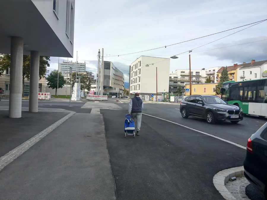 bild_6_blick_auf_den_asphaltbetonten_umbau_von_sueden.jpg