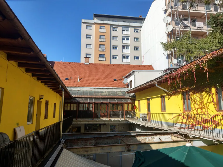 bild_3_haus_nr_5-_blick_vom_hof_zur_strasse_der_nebau_wird_gleich_hoch_wie_bestandsgebaude_rechts.jpg