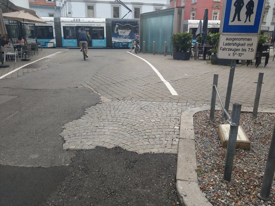 © Elisabeth Kabelis-Lechner bild_1_kosakengasse_suedtirolerplatz_ausgeflicktes_pflaster_.jpeg