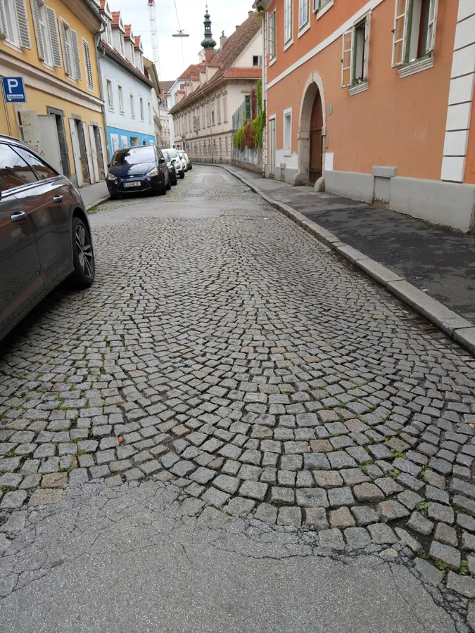 © Elisabeth Kabelis-Lechner bild_3_dominikanergasse_schadhaftes_historisches_kleinstein-pflaster.jpeg