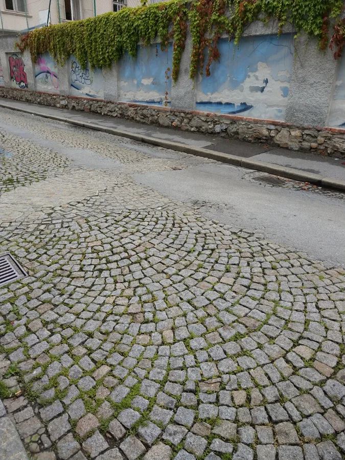 © Elisabeth Kabelis-Lechner bild_4_versckerungsfaehiges_historisches_pflaster_in_der_dominkanergasse._muss_erhalten_werden.jpeg