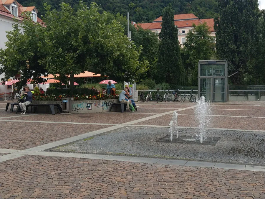 © Elisabeth Kabelis-Lechner bild_7_trotz_intensiver_platznutzung_ist_der_bereich_mit_kleinsteinpflaster_am_mariahilfer_platz_sehr_gut_erhalten.jpeg