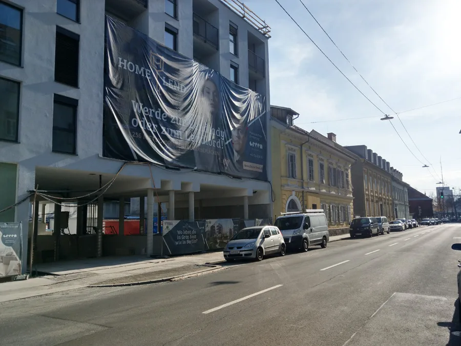 © Elisabeth Kabelis-Lechner bild_2_das_gebaeude_praesentiert_sich_mit_einem_unattraktivem_riesenmaul_zur_strasse_-der_hoehensprung_gegenueber_der_bestehende_verbauung_ist_saetdtebaulich_nicht_begruendbar_und_unsensibel.jpg