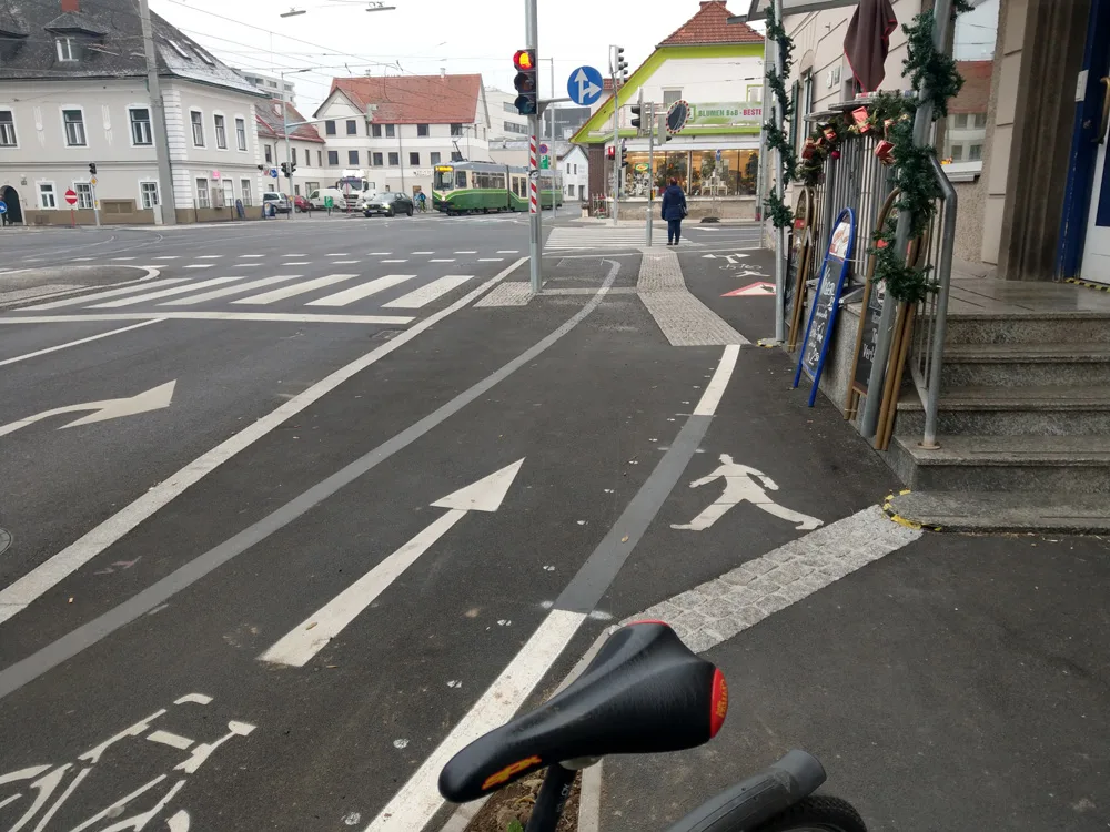 bild_2_fussgaenger_werden_weggedraengt.jpg