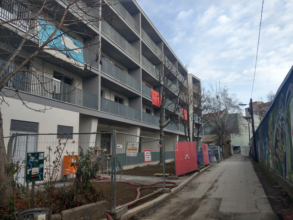 7_hohe_blockrandverbauung_mit_baufluchtlinie_zur_niesenbergergasse_laut_bebauungsplae_.jpg