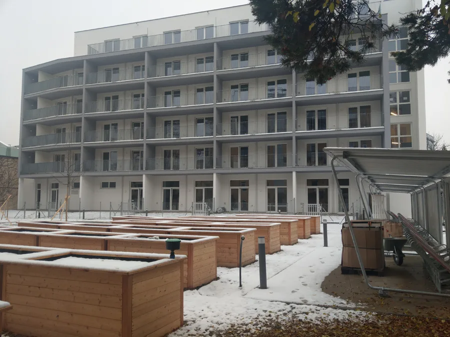 8_hofansicht_mit_hochbeetanlage.jpg