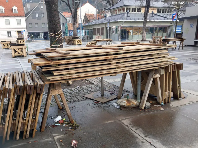 © Elisabeth Kabelis-Lechner 5_lendplatz_an_einem_sonntag_verstellt_und_vermullt.jpg