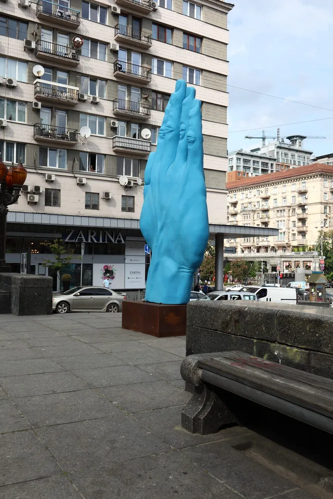 Blaue Hand Kiew Zita Oberwalder