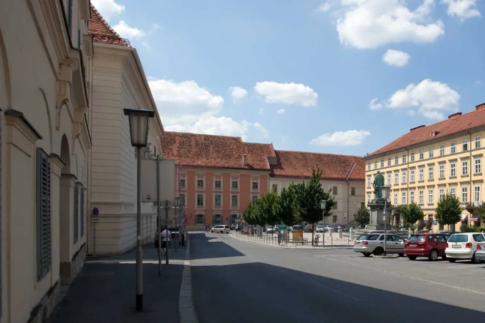 _gat_07freiheitsplatzmitfreiemhimmelcopyrighturbantouchnetsehenswurdigkeitfreiheitsplatzjpg.jpg