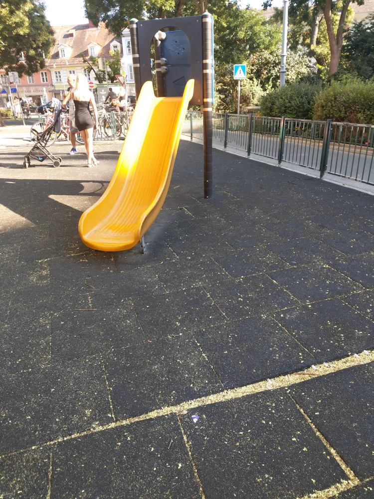 2022-08_news_MINUS – Schwarzer Fallschutz am Spielplatz 1_(c) Elisabeth Kabelis_Lechner