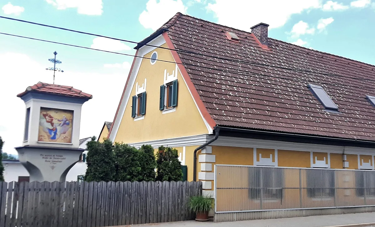 © Peter Laukhardt 2022-06_news_schau doch 20_Engelsdorf_Liebenauer Hauptstraße 234 mit Bildstock_(c) Peter Laukhardt