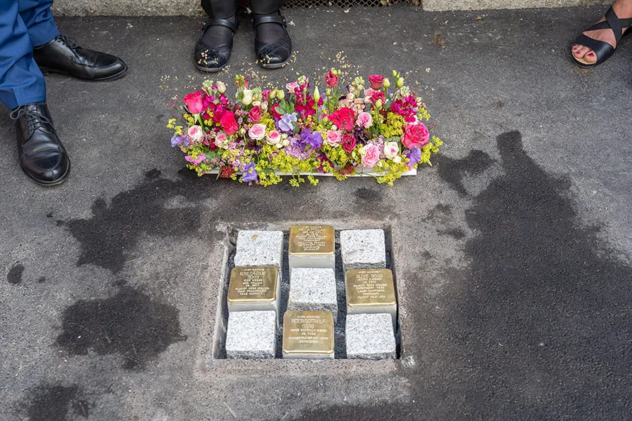 2022_06_news_stolpersteinverlegung_mandellstrasse_4_-_02_-_stadt_graz_fischer.jpg