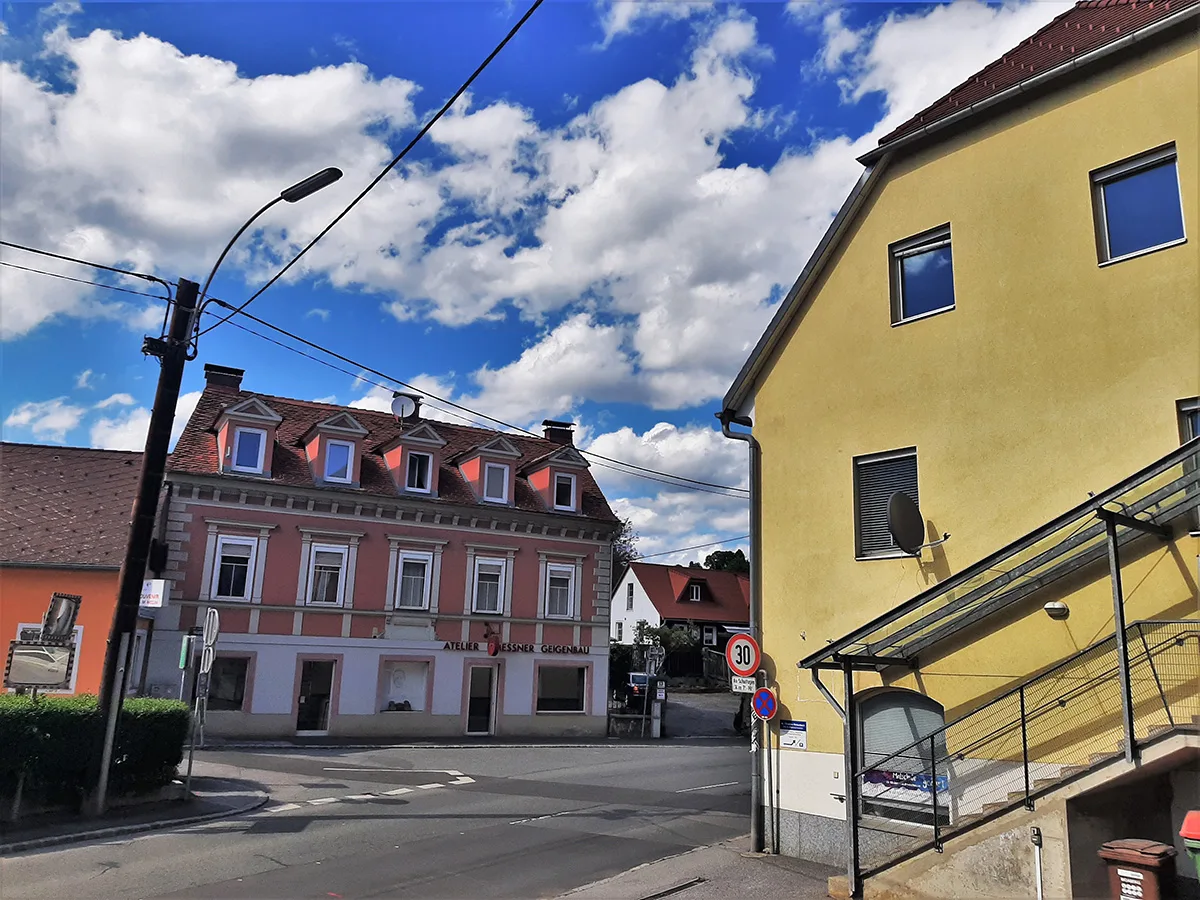 Restliche Altbauten am Dorfeingang: Nr. 12 (rechts) und 13