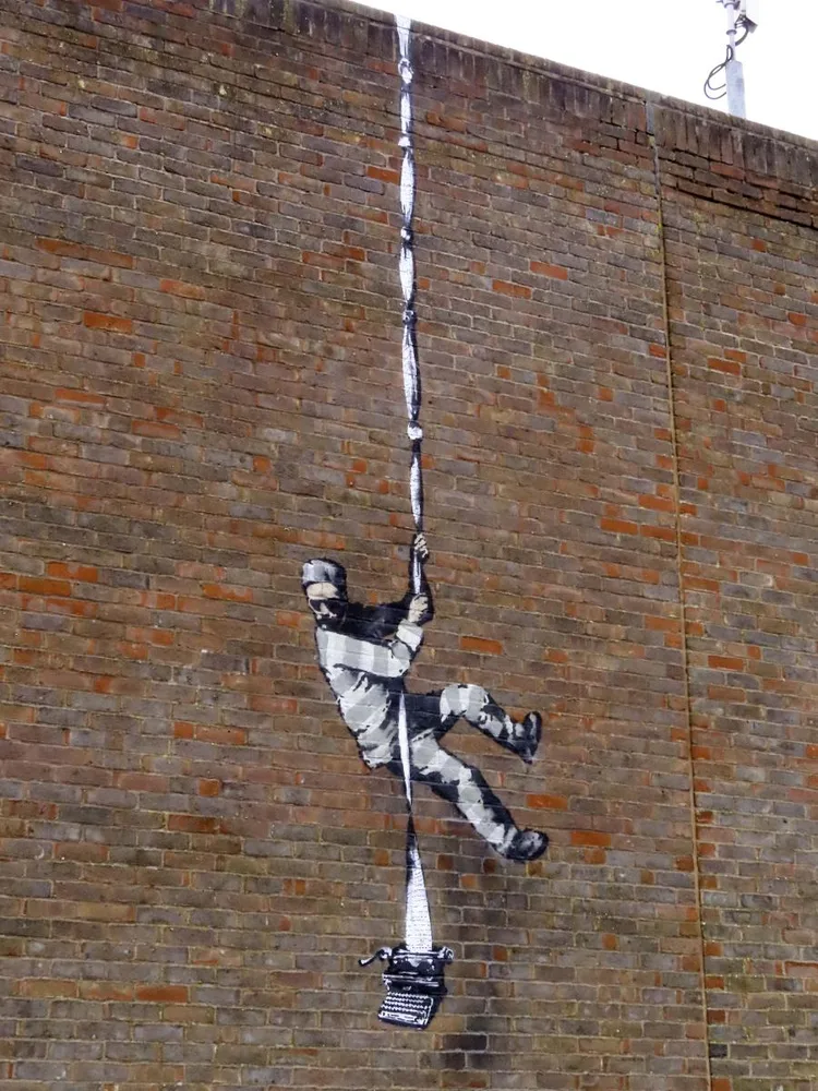 mini_banksys_escaping_convict_on_reading_gaol_geograph_6770034.jpg