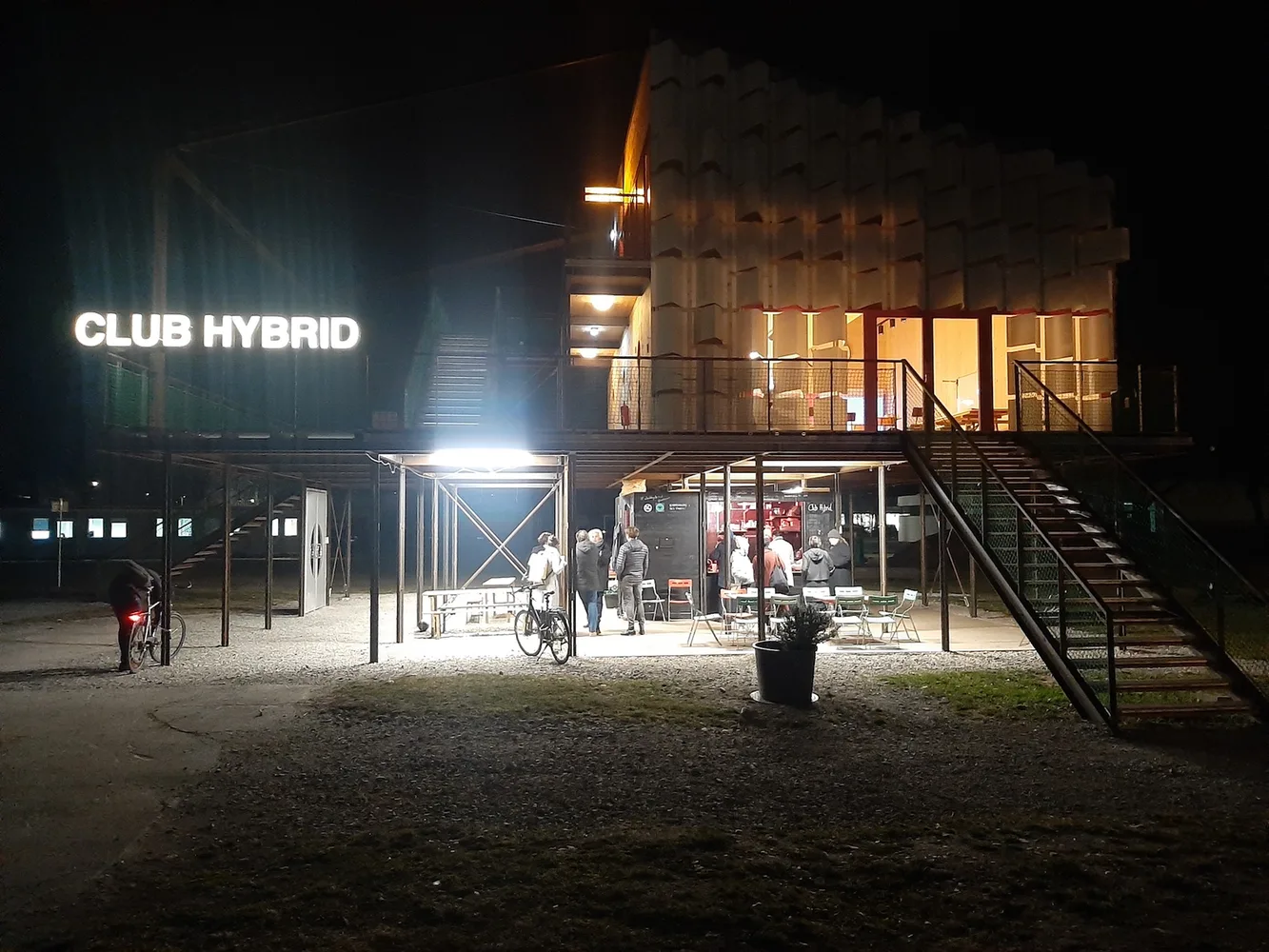 © Claudia Gerhäusser club_hybrid_talking_head_1_03_20220315_185802.jpg
