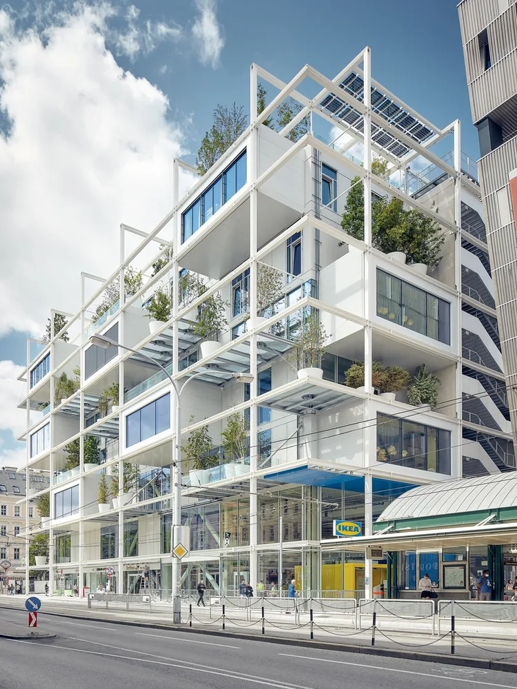 Bild eines weißen Gebäudes mit Einschnitten in die Fassade