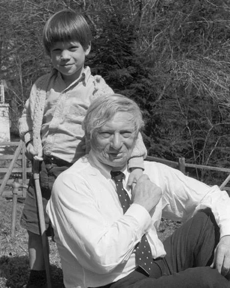 louis_khan_mit_seinem_sohn_nathanie_im_garten_des_hauses_1.jpg