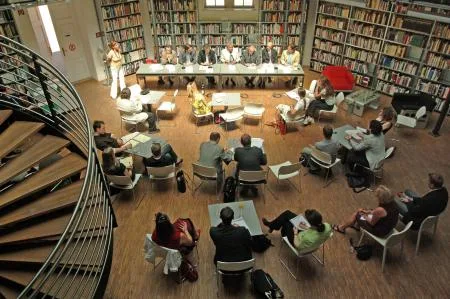 vergabegesetz_gruppenbild_mit_publikum.jpg