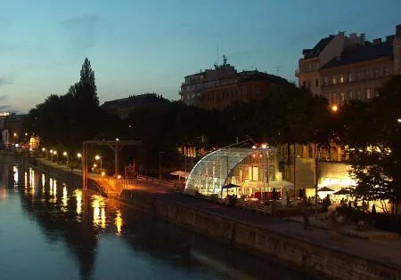 isopp_sommer_in_wien_panorama_nacht_gr.jpg