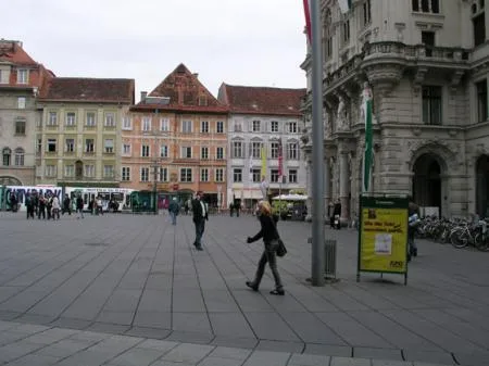 hauptplatz_26.4._wieder_leer.jpg