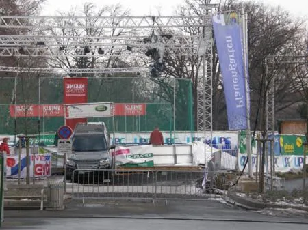 lechner_karmeliterplatz_3_eislaufenp1120278.jpg
