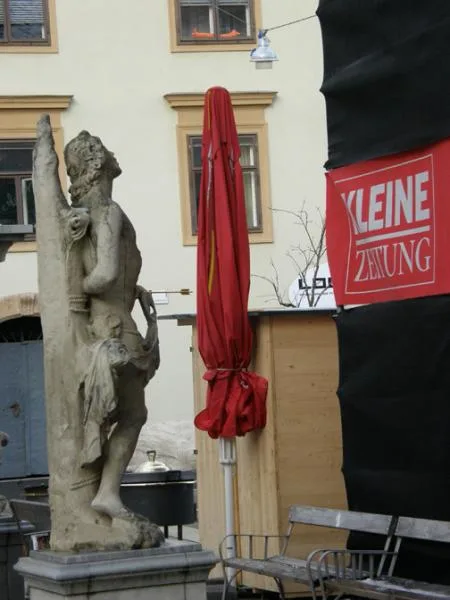 lechner_karmeliterplatz_3_statue_leidet_p1120295.jpg