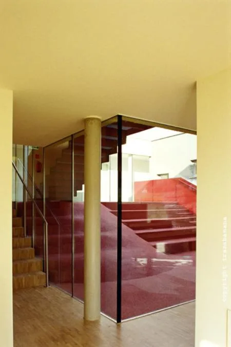 villa_auf_und_ab_innenhofundwohnband_transbanana.jpg