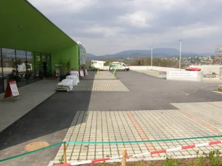 lechner_behind_the_wall_3_wohnanlage_dienstleistngszentr._parkplatzp4130327.jpg