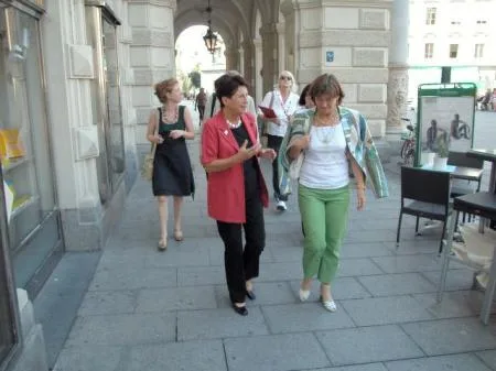 k_wallmueller_welterbe_01_ausgangspunkt_rathaus_stadtratin_fluch_mit_dr._resch_vorne.jpg