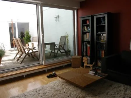 lechner_tiefes_haus_blick_vom_wohnraum_ins_atrium.jpg