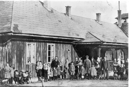 antje_grancy_knittelfeld_5_lagerbaracken_werden_zu_notstandswohnungen_umfunktioniert_ca._1920erjahre.jpg