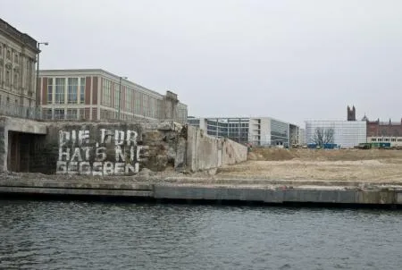 sonntag_305_graffitiamplatzdespalas.jpg