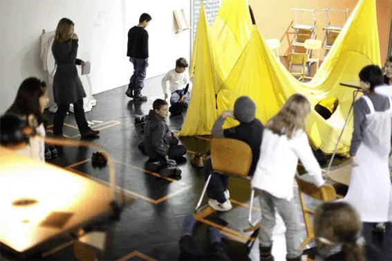 knaus_fliegende_klassenzimmer_03.gif