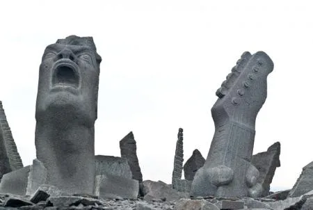 sonntag_321_concreteguitarmansakuraji.jpg