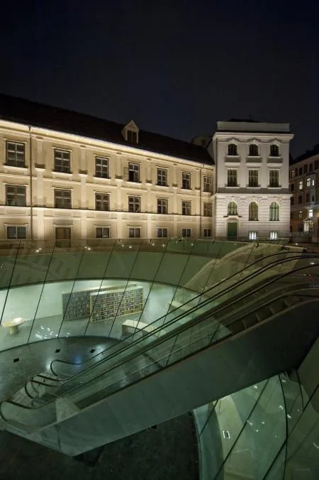 grabner_joanneumsviertel_neu_04_trichter_beleuchtet_hoch_kl.jpg