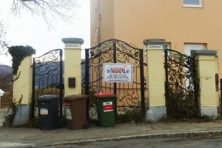 tornquist_02_plus_minus_neubau_hubertusschloessl_tor_mit_neubau.jpg
