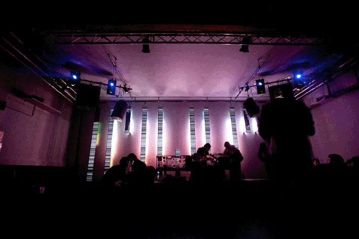 kate_howlett_jones_lateral_thinking_kmkg_blackbars_foreasymoods_vjinstallation2012_klein.gif