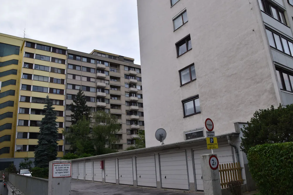 bild_11_fur_utopische_blockrandschliessvision_der_stadtplanung_mussten_diese_fenster_weichen.jpg