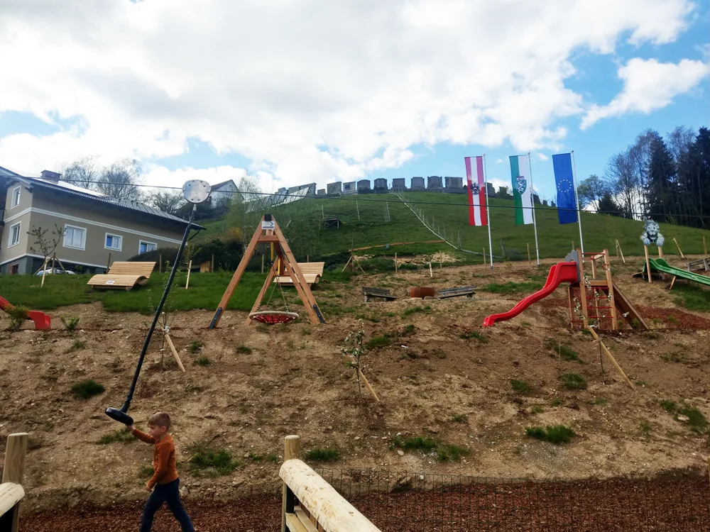 bild_9_spielplatz_am_steilhang_mit_gelandeeingriffen_im_widerspruch_zu_ortsbildschutz.jpg
