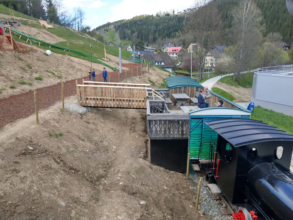 bild_8_spielplatz_am_steilhang_und_noch_eine_absurde_terrasse_.jpg