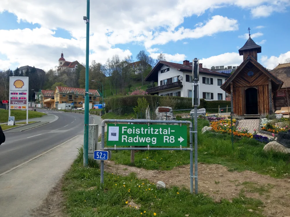 bild_1_rechts_der_strasse_befindet_sich_das_ortsbildschutzgebiet._ein_neubau_und_die_edlseer_alm_nehmen_keine_rucksicht_darauf_.jpg