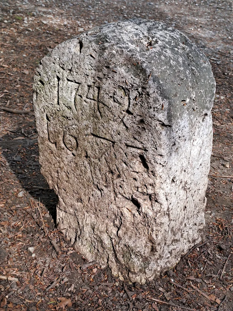 © Peter Laukhardt bild_11_stein_mit_inschrift.jpg